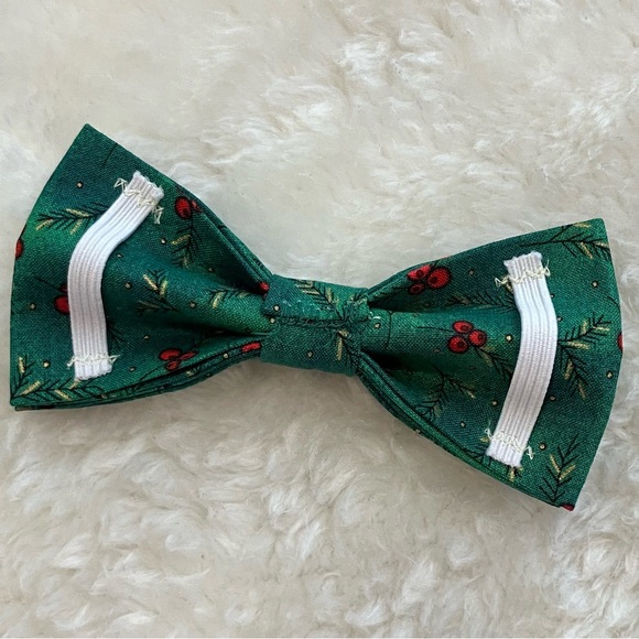 Pet Bowtie in a Green Christmas Holly - Picture 6 of 12